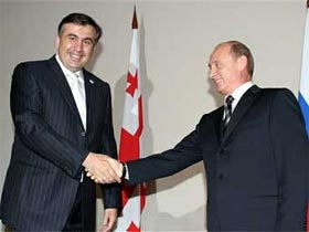 Президенты Михаил Саакашвили и Владимир Путин. Фото AFP