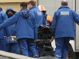 Врачи "скорой помощи" выносят тело погибшего на "Лубянке" 29 марта. Фото: daylife.com