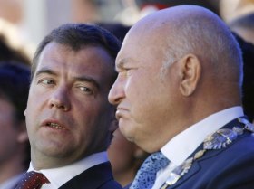 Юрий Лужков и Дмитрий Медведев. Фото с сайта news.ru.msn.com
