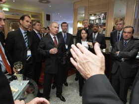 Владимир Путин в окружении членов Консультативного совета по иностранным инвестициям. Фото с сайта government.ru