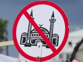 Стикер противников строительства мечети. Фото с сайта www.inright.ru