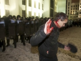 Избитый ОМОНом на митинге в Минске. Фото с сайта daylife.com