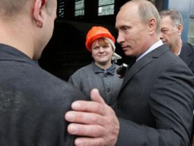 Путин и рабочие. Фото с сайта visualrian.ru