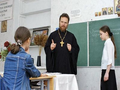 Священник в школе. Фото: newizv.ru
