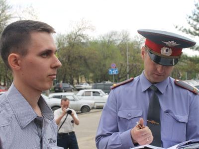 Павел Барабанщиков и подполковник полиции. Фото с сайта Leftpenza.ru
