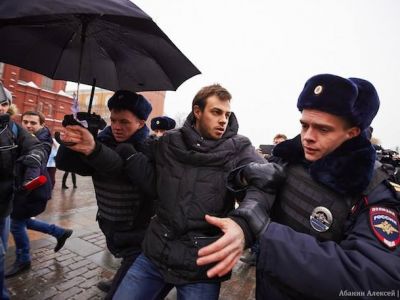 Задержание на акции в поддержку телеканала "Дождь" (Абанин Алексей, yopolis.ru)