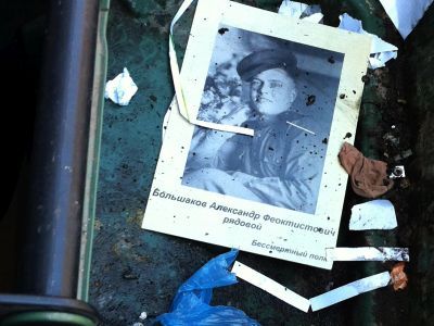 Солдат "Бессмертного полка" в мусорном баке. Фото: Каспаров.Ru