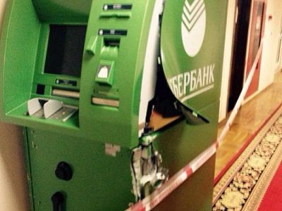 Раскуроченный банкомат. Фото: twitter.com/A_Sidyakin