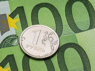 Рубль и 100 евро. Фото: im.kommersant.ru