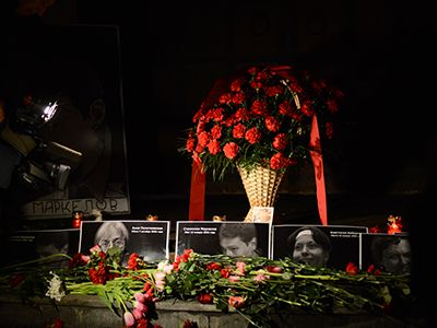 Цветы в память об убитых антифашистах