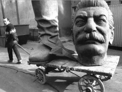 Разобранный памятник Сталину. Источник - https://www.facebook.com/MoscowHelsinkiGroup