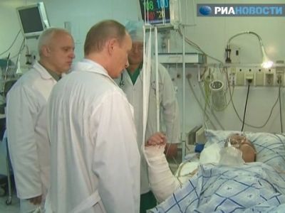 Путин около больного. Фото: РИА "Новости"