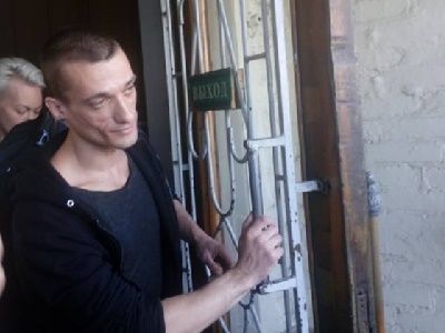 Петр Павленский отпущен из зала суда. Фото: Каспаров.Ru, Алексей Бачинский