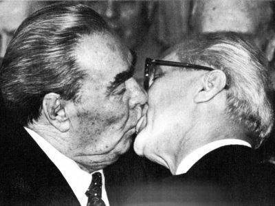 Поцелуй Брежнева и Хоннекера. Фото: modny.spb.ru