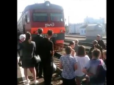 Заблокированный поезд в Челябинской области. Фото: скриншот Каспаров.Ru