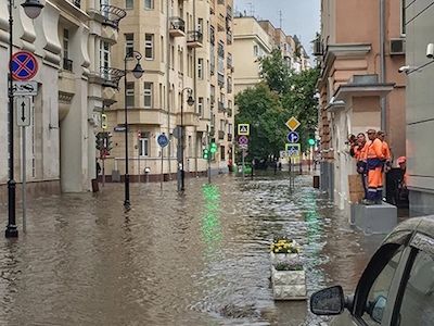 Затопленная улица в Москве. Фото: mynewsonline24.ru
