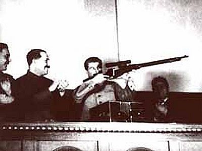 Сталин целится из винтовки в зал, XVII съезд ВКП(б). Источник - kp.kg