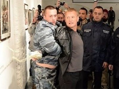 Задержание хулигана, залившего фотографии на выставке Стерджеса, Москва, 25.9.16. Фото: govoritmoskva.ru