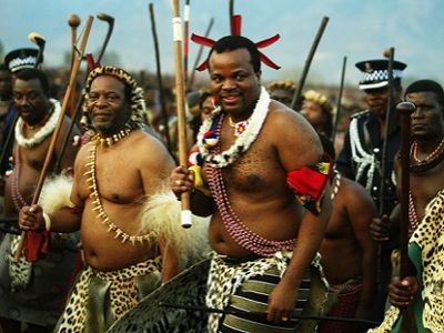 Король Свазиленда Мсвати III со свитой. Фото: neverfold.ru