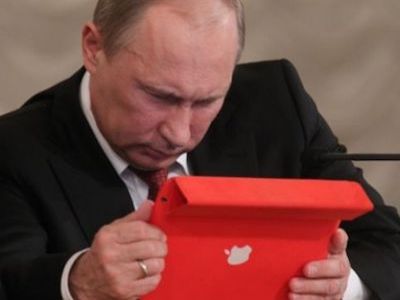 Путин с планшетом. Фото: syrianews.cc
