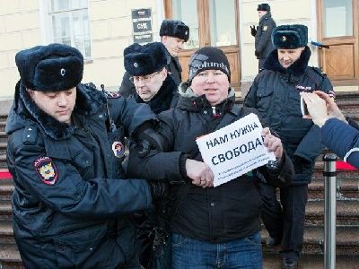 Задержание Динара Идрисова. Фото: Давид Френкель