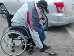 Инвалид, чистящий дорогу. Фото: vostokmedia.com