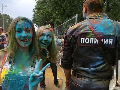 Праздник красок "Холи" и полиция. Фото: gazeta.ru