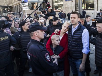 Изгнание семьи Алексея Навального с митинга против реновации, 14.5.17. Фото: navalny.feldman.photo