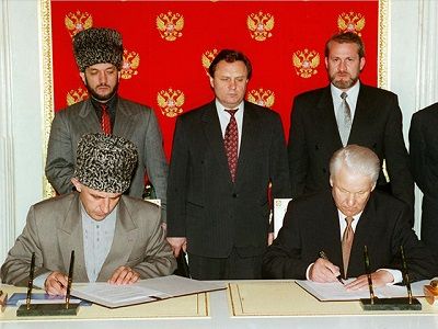А.Масхадов и Б.Ельцин подписывают договор о мире, 12.5.97. Источник - meduza.io