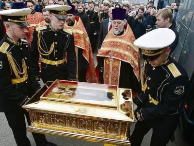 Ковчег с мощами св. Николая и почетный караул. Фото: medialeaks.ru
