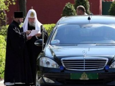 Патриарх Кирилл на машине. Фото: uznayvse.ru
