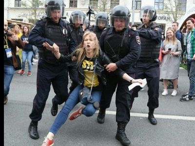 Задержание Марии Бароновой на Тверской в Москве. Фото: twitter: @openrussia_org