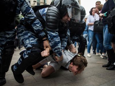 Москва, нападение ОМОНа на протестующих, 12.6.17. Фото: Евгений Фельдман, источник - meduza.io