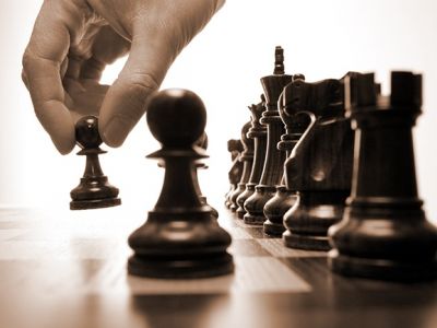 Игра в шахматы. Источник - chessrussian.ru