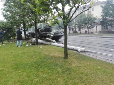 Танк в Минске врезался в столб, Фото: Корреспондент.net