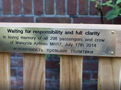 Скамейка в память о жертвах крушения малайзийского Boeing. Фото: omroepwest.nl