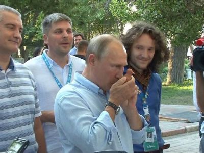Путин в Крыму. Фото: mobile.twitter.com/VictorKvert2008/status/899386585690537985