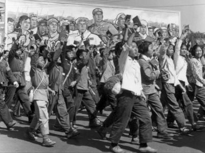 Шествие хунвейбинов, КНР, 1960-е. Источник - cdn.newsapi.com.au