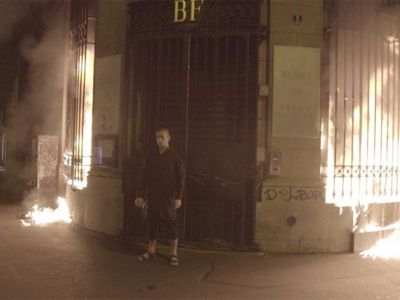 Петр Павленский, поджигающий Банк Франции. Фото: Sarah Hurst @Life_Disrupted / twitter
