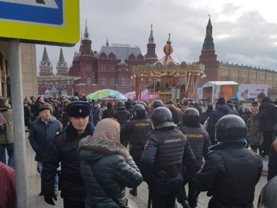 Полиция на Манежной площади в Москве, 5.11.17. Фото: twitter.com/protest_msk