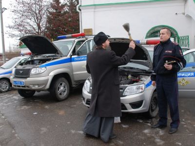 Священник освятил машины ГИБДД. Фото: newsvo.ru