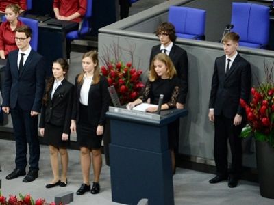 Выступление школьников в Бундестаге 19.11.17, Николай Десятниченко (справа). Фото: ki.ill.in.ua