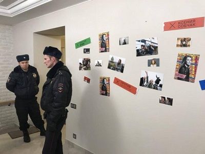 Полиция в штабе Ксении Собчак в Санкт-Петербурге. Фото: Вадим Суходольский в Facebook