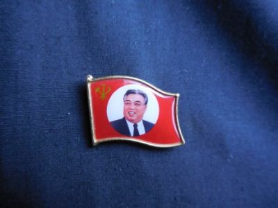 Значок с портретом Ким Ир Сена. Источник - asiarussia.ru