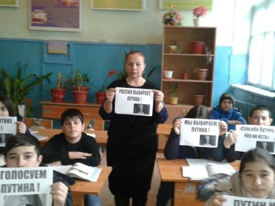 Акция в школе Дагестана в поддержку Путина. Фото: twitter.com/nlevshits