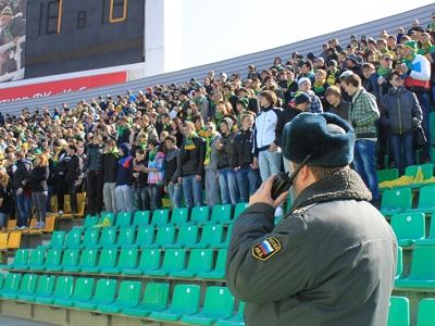 Полицейский на футбольном матче. Фото: static.mvd.ru