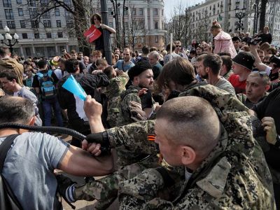 Москва, 5 мая, нападение бандитов (т.н. "казаков") на демонстрантов. Фото: www.novayagazeta.ru
