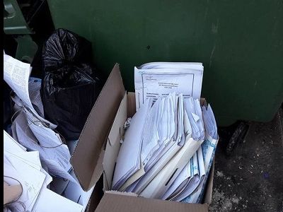 Документы в мусорке. Фото: vlast.kz