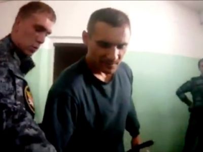 Сотрудники ФСИН (ИК-1 по Ярославской области), пытающие заключенного. Фото: www.novayagazeta.ru