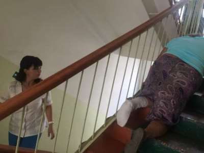 Женщина сползает по лестнице. Фото: "ВКонтакте", Сергей Горчаков